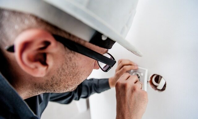 Ile średnio zarabia elektryk? Ile średnio zarabia elektryk?