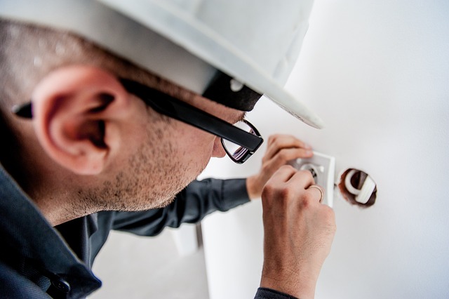Ile średnio zarabia elektryk? Ile średnio zarabia elektryk?