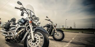 Ile jedzie motor 300?