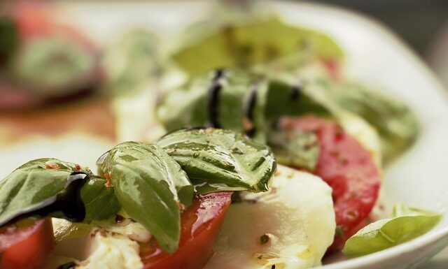 Czy ocet wypali trawę?