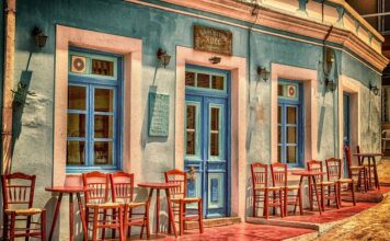 Jakie krzesła pasują do drewnianego stołu?