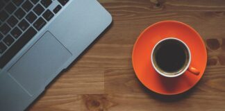 Jaki stół do brązowych mebli?